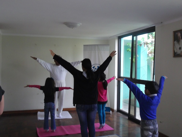 DOCENTE Y NIÑOS GHACIENDO YOGA EN LA CASITA DEL NIÑO INVESTIGADOR