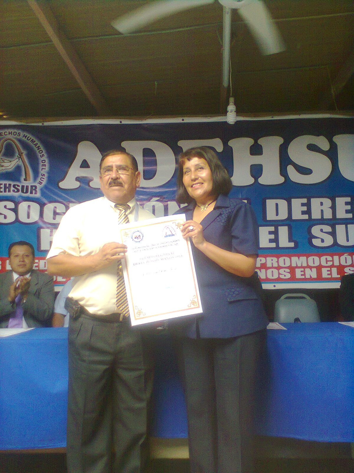 DR. MANUEL TICONA RENDON ENTREGA  EL DIPLOMA PREMIO REGIONAL DE LOS DERECHOS HUMANOS 2014 A LA FUNDACION  ELIC