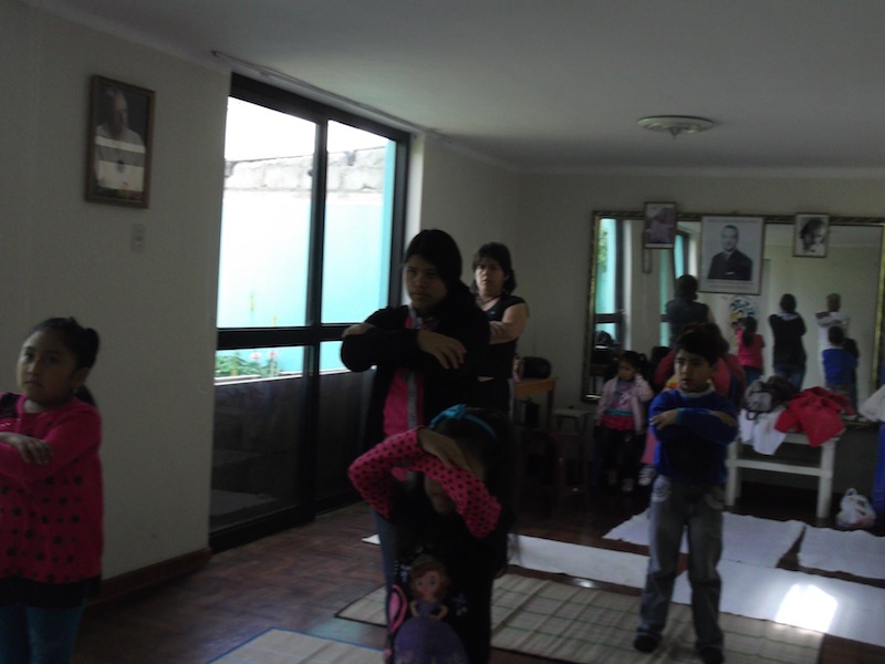 HACIENDO YOGA LOS NIÑOS Y MAMAS