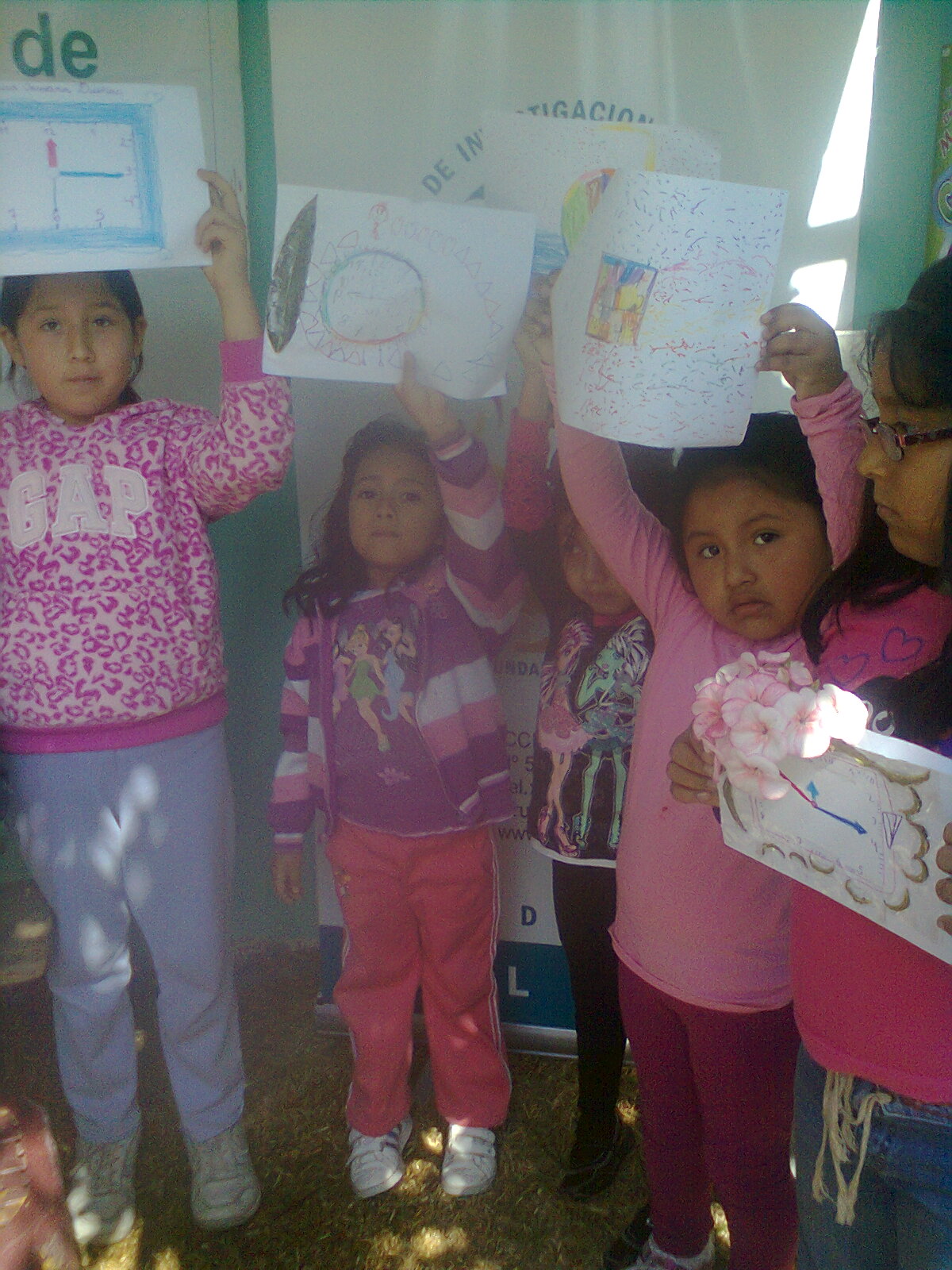 LAS NIÑAS MOSTRANDO SU COLAGE DEL RELOJ VERONICAJIMENACASANDRANATALIATHAIS