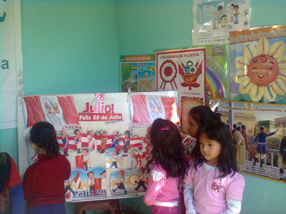 LAS NIÑAS Y NIÑOS HACIENDO EL MURAL POR EL DIA DE LA PATRIA FELIZ 28 DE JULIO