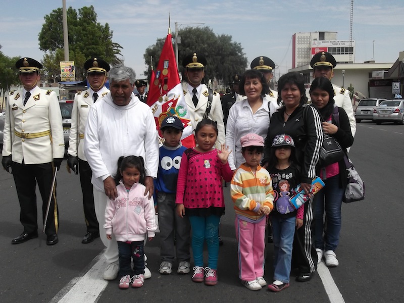 LOS NIÑOS NIÑAS DOCENTES Y PADRES DE FAMILIA DE PASEO EL 30 DE AGOSTO EL DIA DE SANTA ROSA DE LIMA Y POLIIA NACIONAL