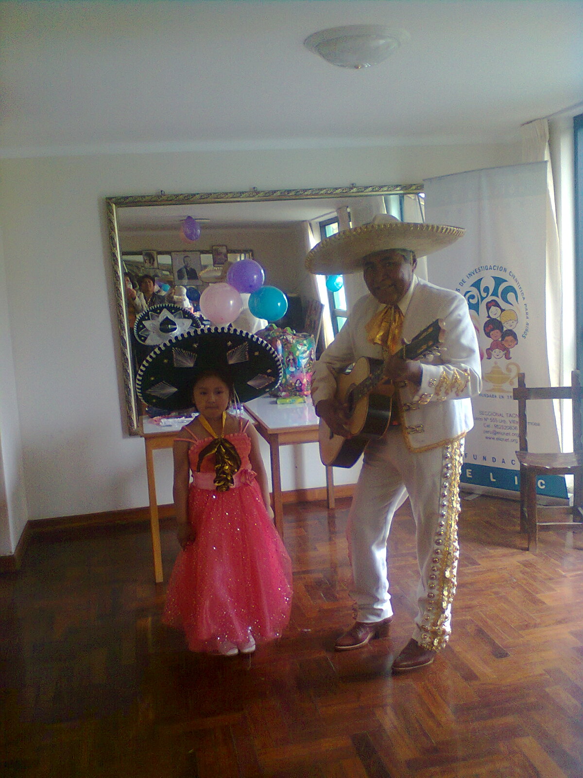 NATALIA LA CUMPLEAÑERA EN LA FIESTA ECOLOGICA EN LA CASITA DEL NIÑO INVESTIGADOR  CON EL PROF. CPC VICTOR MUCHICA