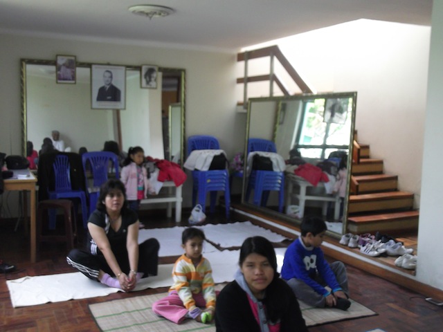 ROSA XIMENA TATIANA Y LUCAS HACIENDO YOGA